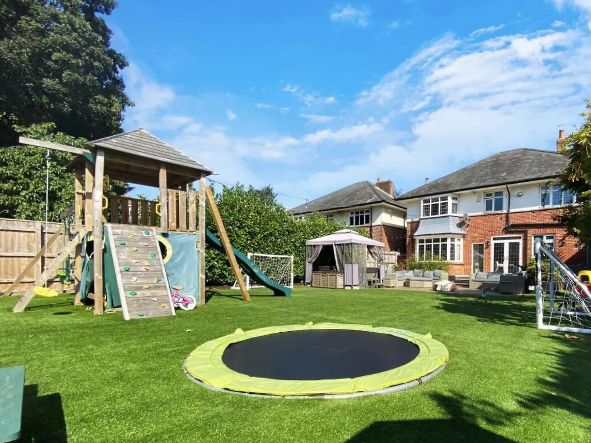 Four Bedroom Family Abode With Hot Tub, Garden And Bbq Bournemouth