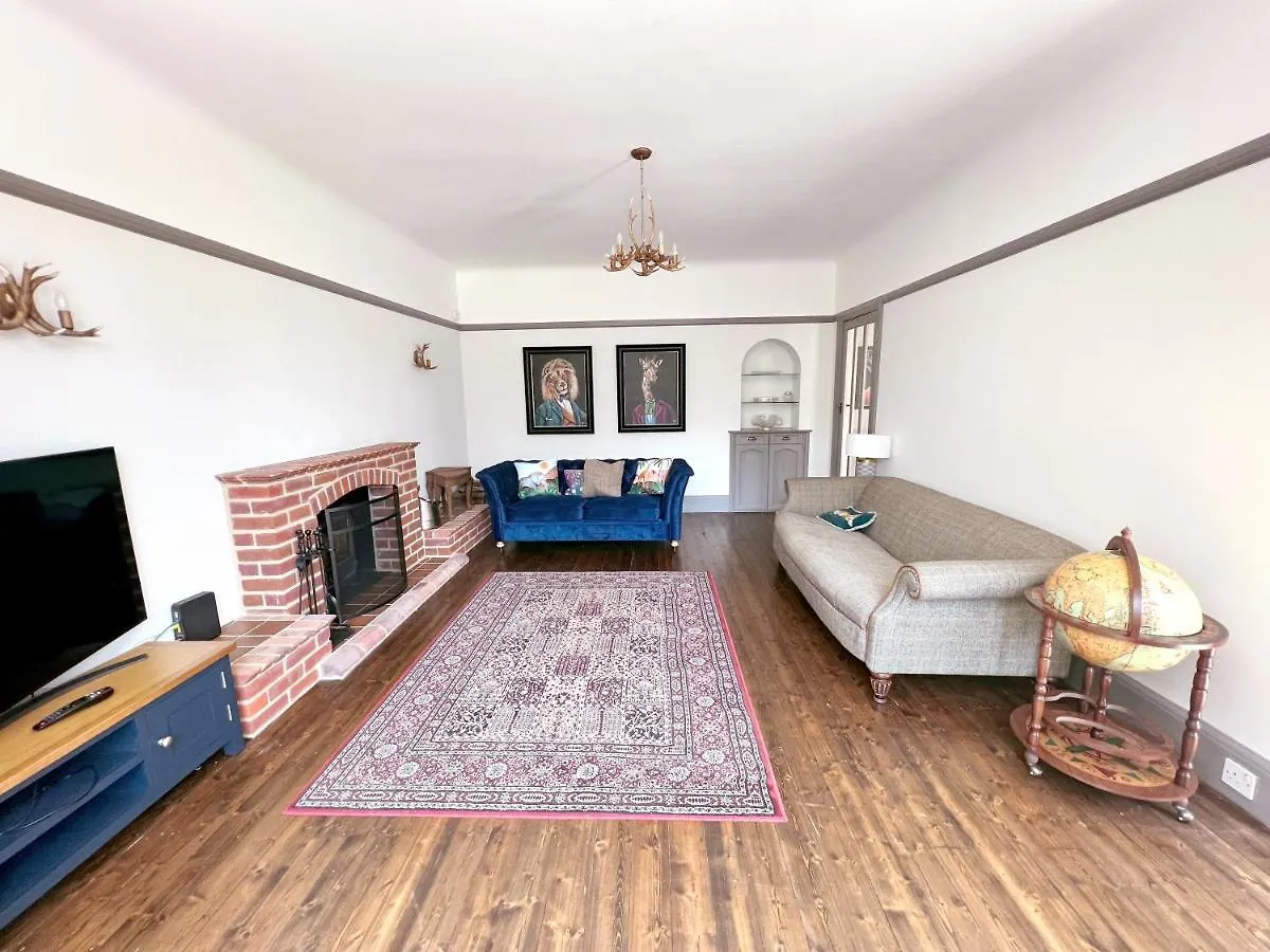 Four Bedroom Family Abode With Hot Tub, Garden And Bbq Bournemouth 0*,