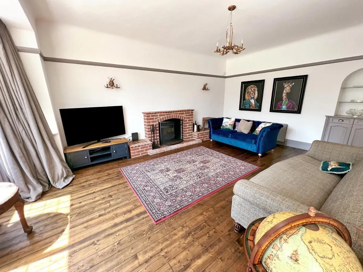 Four Bedroom Family Abode With Hot Tub, Garden And Bbq Bournemouth Holiday home
